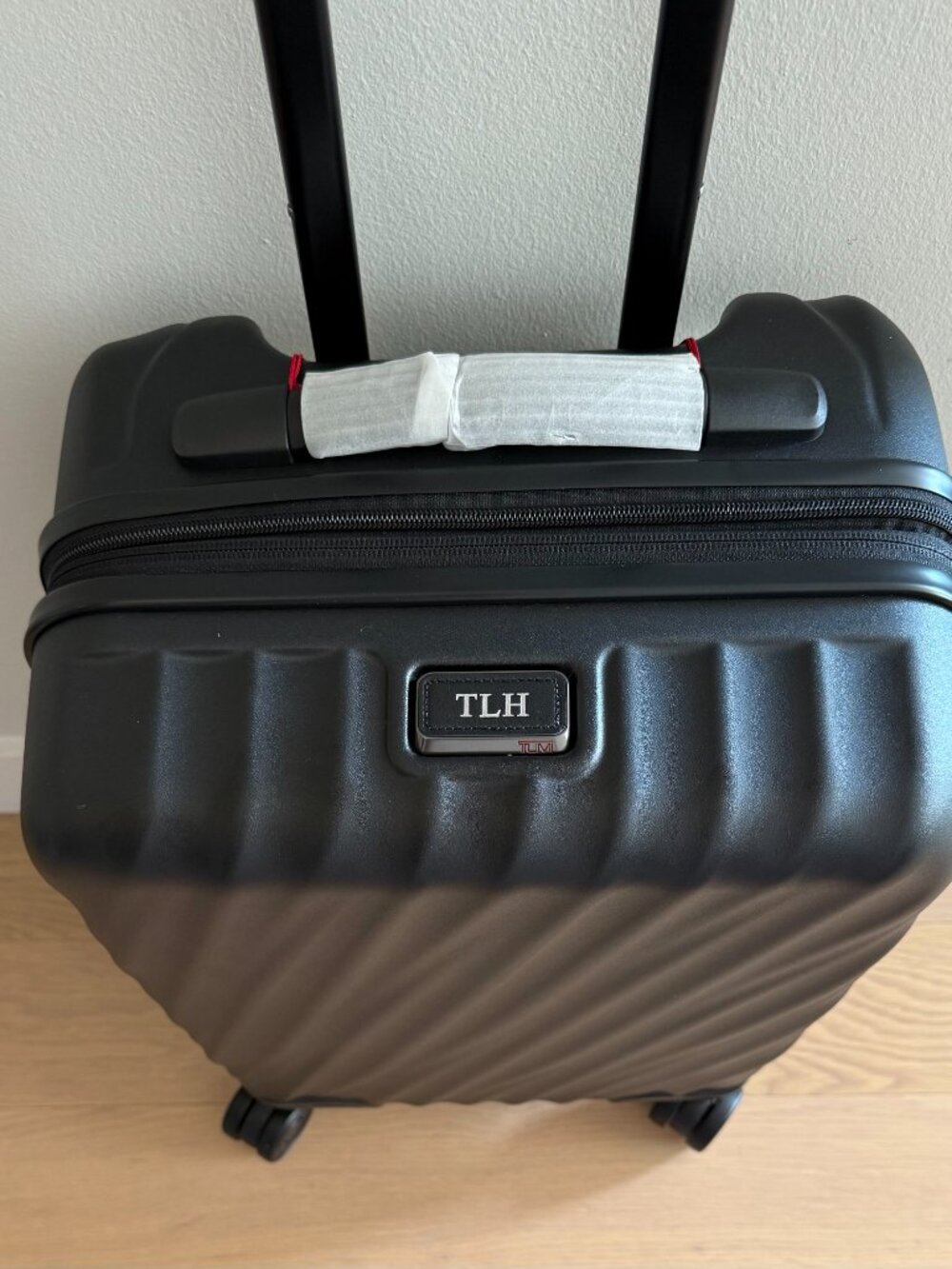 TUMI 19 Degree Expandable Carry-On – Black Textured - Picture 2 of 10